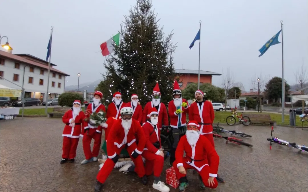 Ritornano i Babbi Natale in bici
